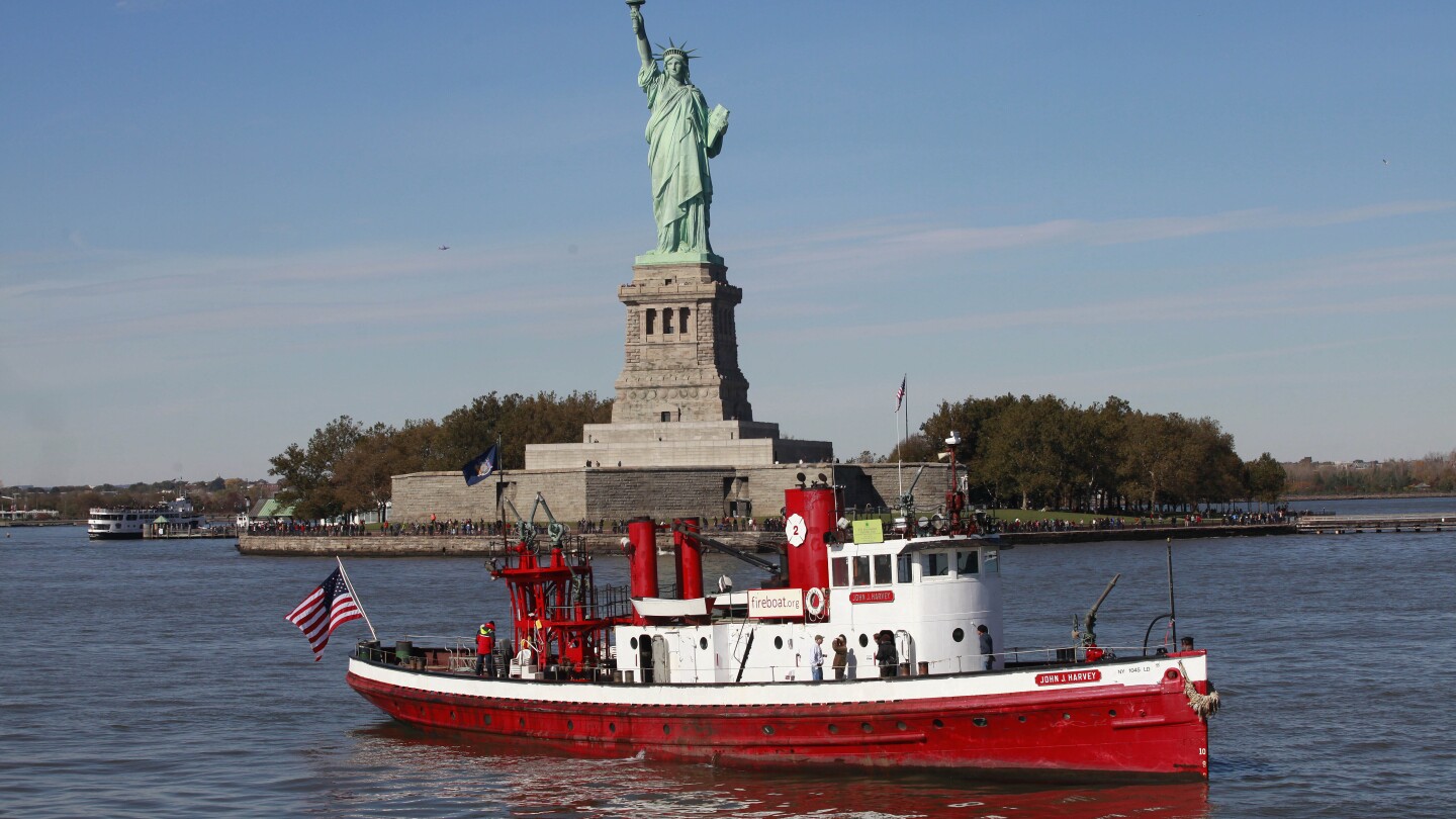 Мъж, арестуван за предполагаемо вземане на изведена от експлоатация пожарна лодка на Ню Йорк за нощен круиз