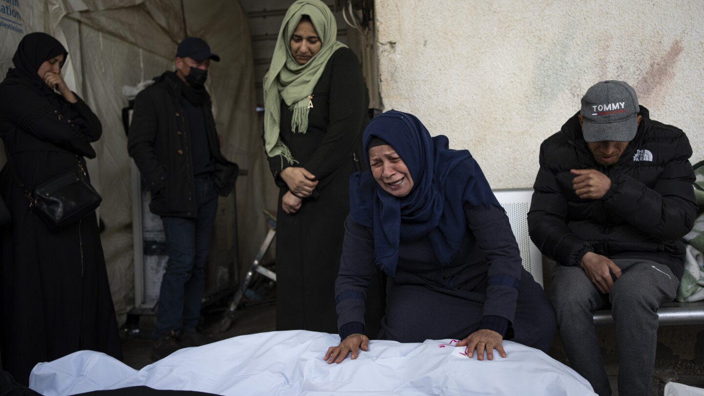 Bij Israëlische invallen komen 44 Palestijnen om het leven in Rafah, nadat Netanyahu had gezegd dat daar een grondinvasie zou plaatsvinden