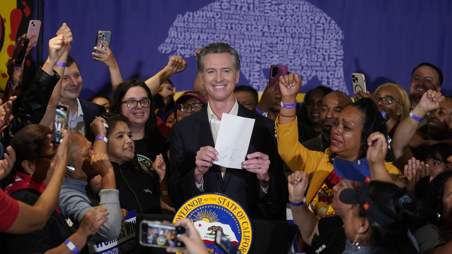 Републиканците критикуват новия закон за бързо хранене в Калифорния, който изглежда облагодетелства донор на кампанията на Newsom