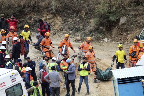 救助隊員たちが2023年11月28日、インド北部ウタラカンド州シルキアラで崩壊した建設中の道路トンネル現場で作業している。 インドの管理者は、火曜日の建設労働者41人を救助する直前だと述べた。 救助隊員たちが残骸を貫いて接近した後、2週間以上崩壊した山のトンネルに閉じ込められていました。  (AP写真)