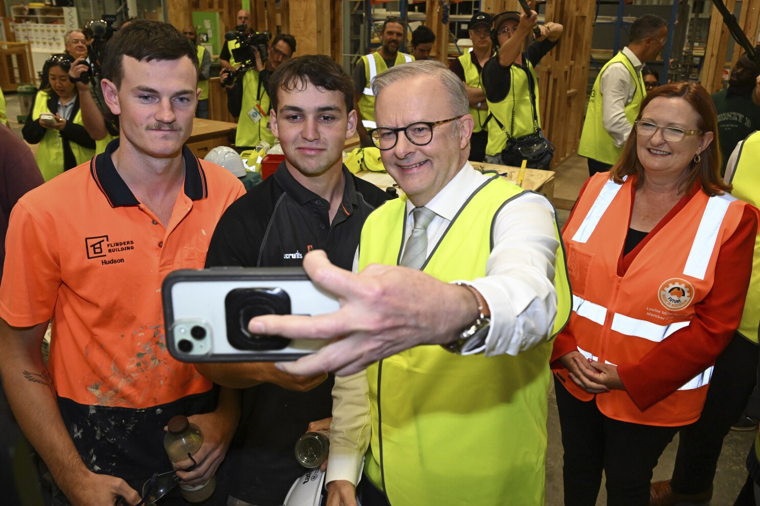 Rival Australian party leaders each claim underdog status ahead of general elections