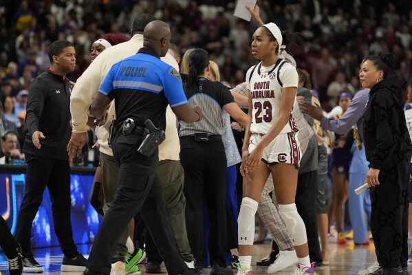 South Carolina's Kamilla Cardoso shoves LSU's Flau'jae Johnson, is ejected  with 5 other players | AP News