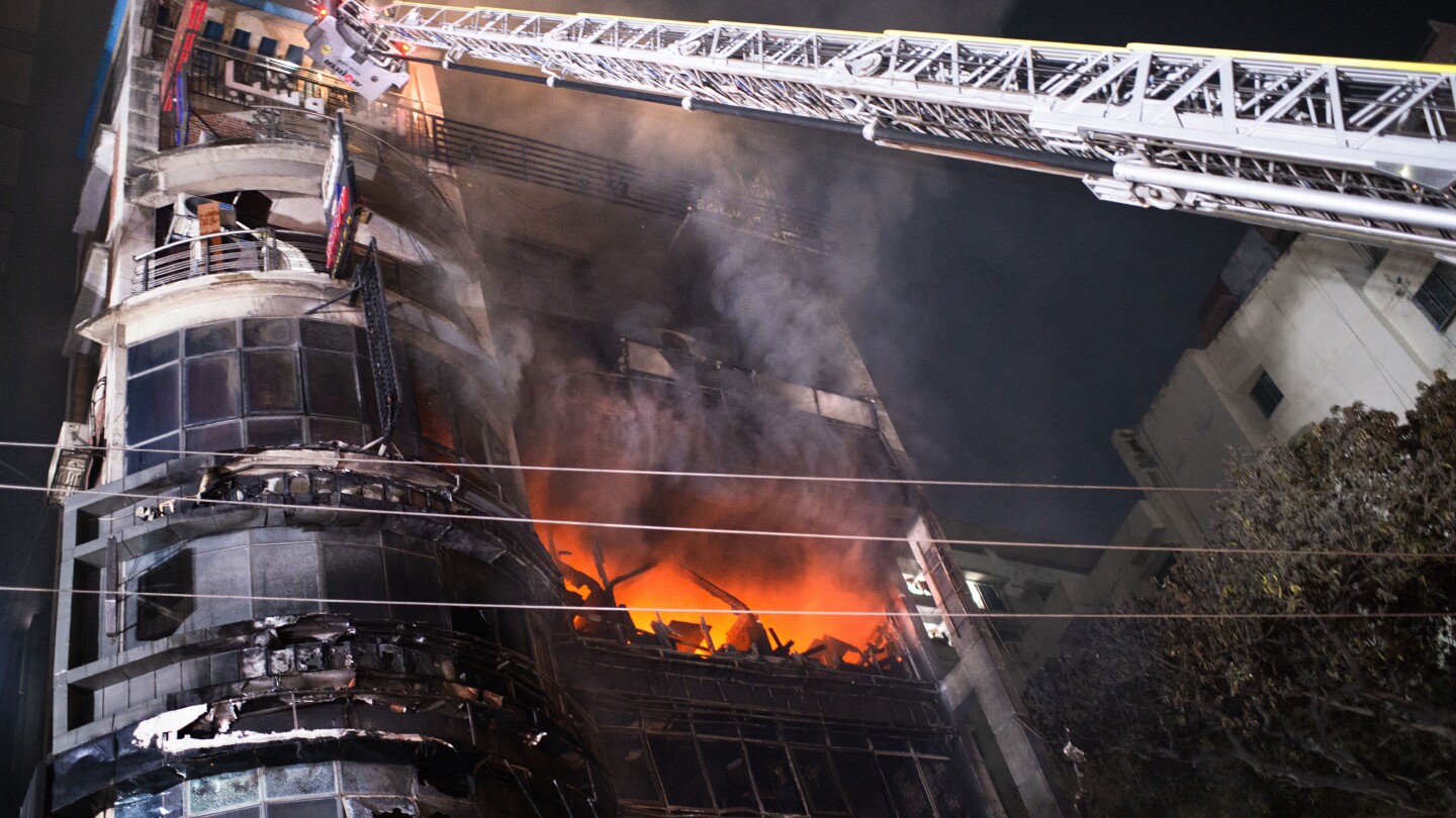 Um incêndio em um shopping na capital de Bangladesh matou pelo menos 43 pessoas