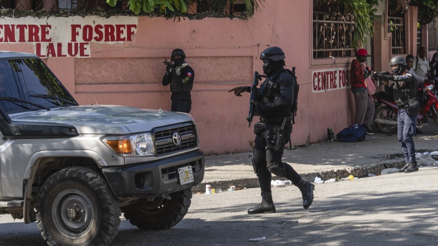 ПОРТ-О-ПРЕНС, Хаити (АП) — Бронирани превозни средства се търкалят бавно
