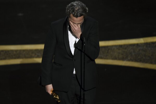 Joaquin Phoenix  recibe el Oscar al mejor actor por "Joker" el domingo 9 de febrero de 2020 en el Teatro Dolby en Los Angeles. (AP Foto/Chris Pizzello)