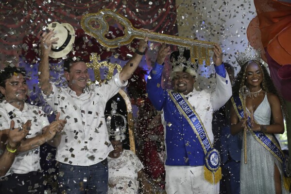 Carnival King Momo, Caio Cesar Dutra, center right, receives the keys of the city from Mayor Eduardo Paes at a ceremony that officially kicks off Carnival in Rio de Janeiro, Brazil, Friday, Feb. 9, 2024. (APPhoto/Silvia Izquierdo)