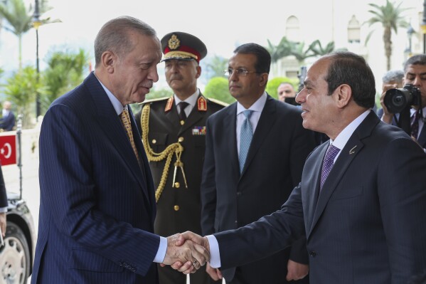 In this handout photo released by Turkish Presidency, Turkey's President Recep Tayyip Erdogan, left, is welcomed by Egyptian President Abdel Fattah Al-Sissi for their meeting at Al-Ittihadiya palace in Cairo, Egypt, Wednesday, Feb. 14, 2024. (Turkish Presidency via 番茄直播)