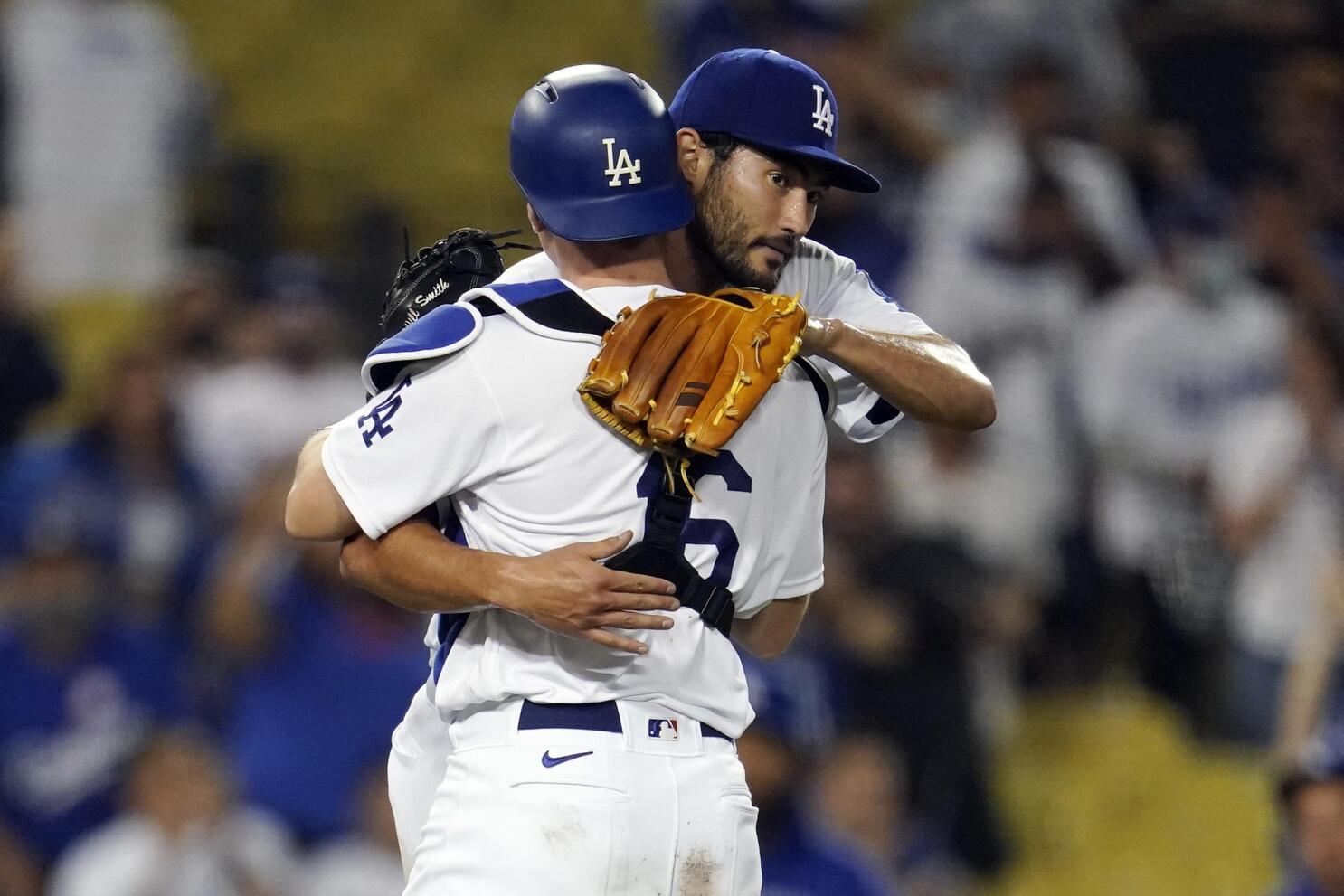 Los Angeles Dodgers first baseman Yoshi Tsutsugo (28) singles and