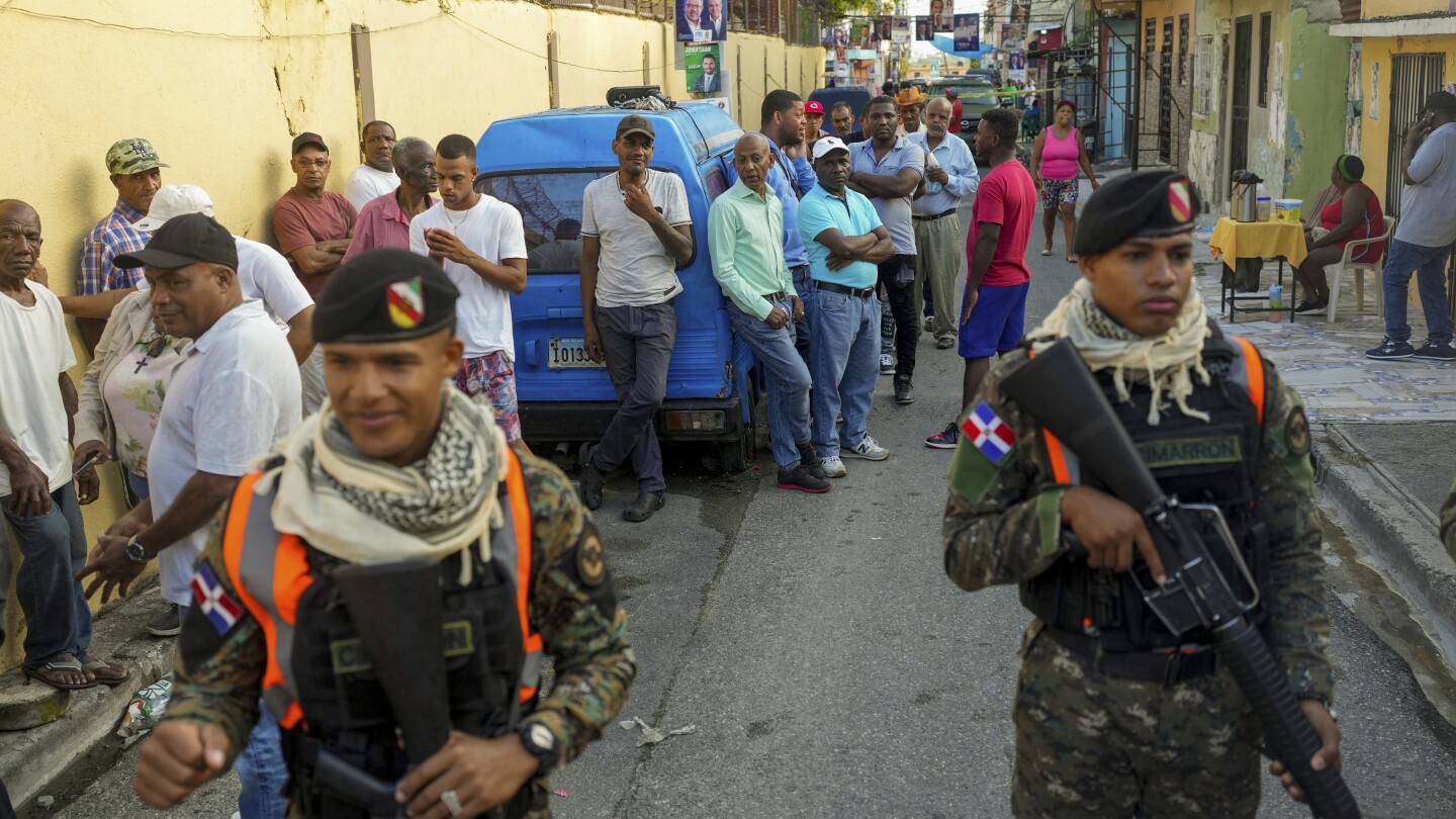 الدومينيكان يصوتون في الانتخابات وأعينهم مركزة على الأزمة في هايتي