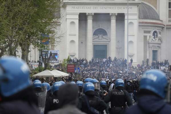 I tifosi della Lazio si ribellano alla polizia prima della partita di calcio di Serie A tra Lazio e Roma allo Stadio Olimpico di Roma, domenica 13 aprile 2025. (AP Photo/Gregorio Borgia)