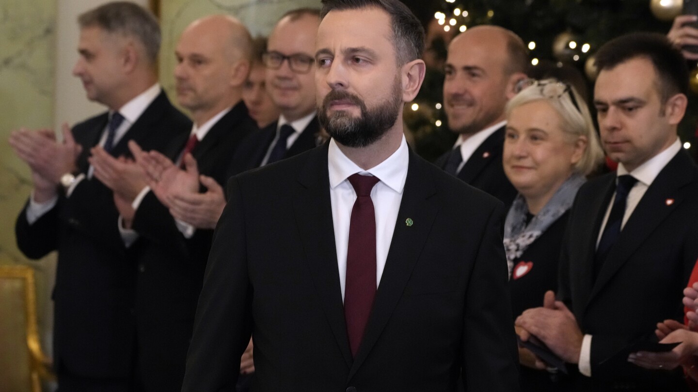 Minister obrony Polski unika krytyki, mówiąc, że ma przygotowane plecaki ratunkowe