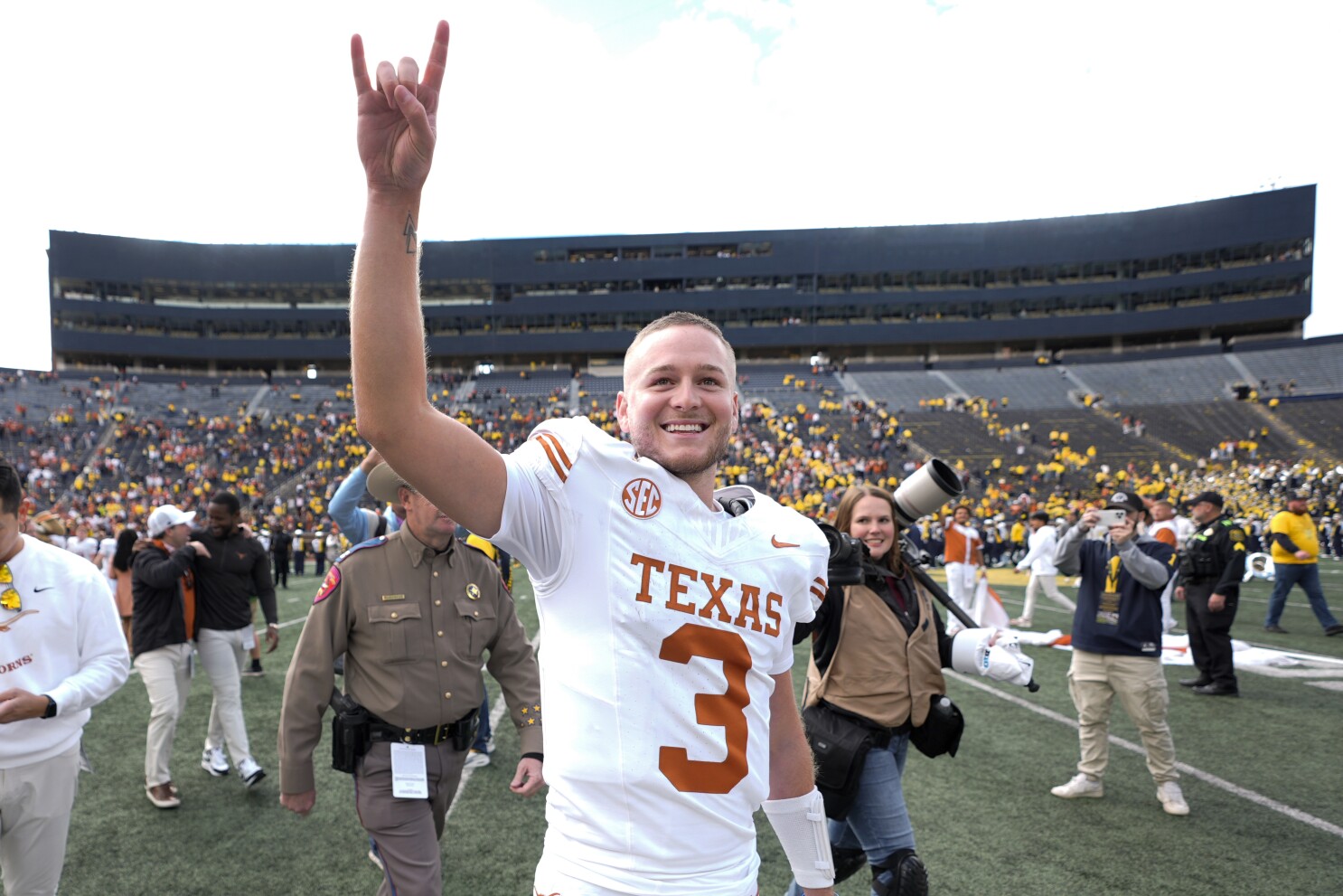 Quinn Ewers throws for 3 touchdowns as No. 3 Texas pounds No. 10 Michigan 31-12