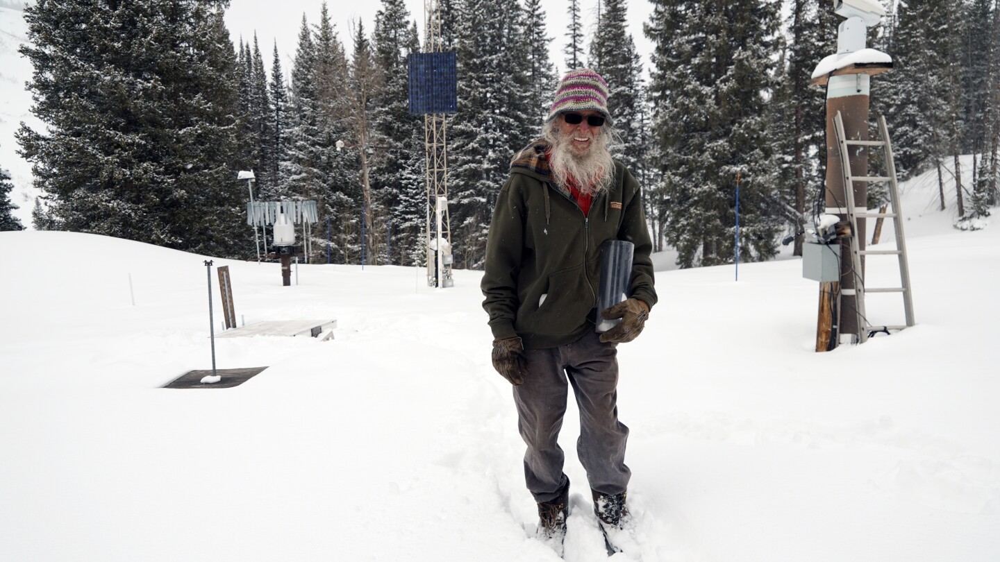 Граждански учен измерва снеговалежа в Скалистите планини в продължение на 50 години. Два нови бедра му помагат да продължи