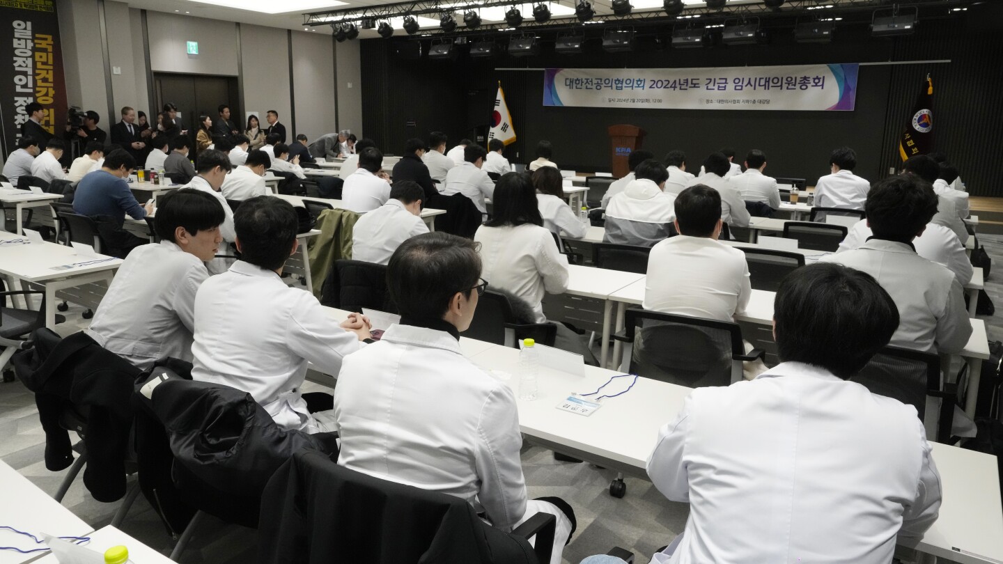 Южна Корея нареди на стачкуващите лекари да се върнат на работа, тъй като излизането им натоварва болничните операции