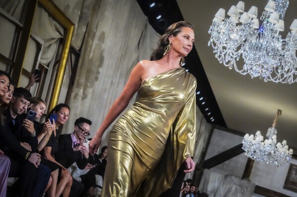 La moda de la última colección de Ralph Lauren se modela durante la Semana de la Moda, el viernes 8 de septiembre de 2023, en Nueva York.  (Foto AP/Bebeto Matthews)