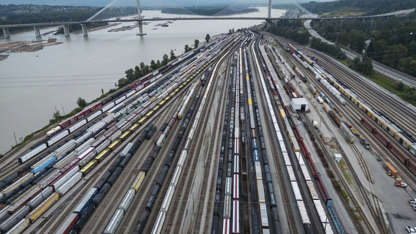 Lalu lintas kereta barang utama Kanada telah dihentikan karena upaya para pejabat