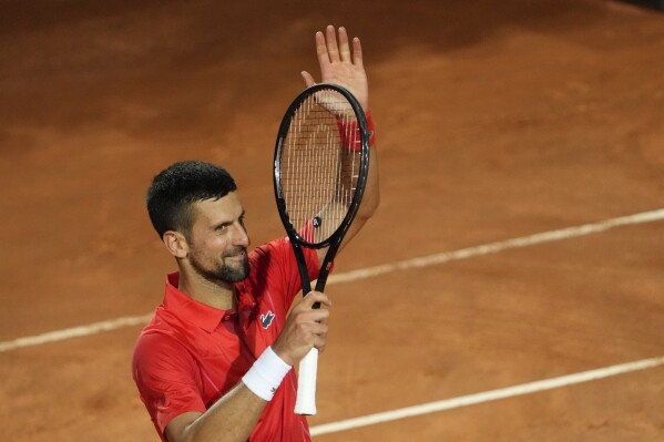El serbio Novak Djokovic celebra tras ganar un partido contra el francés Corentin Moutet en el Abierto de Tenis de Italia en Roma, el viernes 10 de mayo de 2024. (Foto AP/Alessandra Tarantino)
