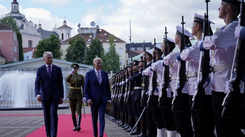 Ο Πρόεδρος της Λιθουανίας Gitanas Nausida, αριστερά, καλωσορίζει τον πρόεδρο των ΗΠΑ Τζο Μπάιντεν στην προεδρική έπαυλη ενόψει της συνόδου κορυφής του ΝΑΤΟ στο Βίλνιους της Λιθουανίας, Τρίτη 11 Ιουλίου 2023. Ο πόλεμος της Ρωσίας στην Ουκρανία θα είναι στην κορυφή της ατζέντας όταν οι ηγέτες του ΝΑΤΟ συναντηθούν στην πρωτεύουσα της Λιθουανίας Βίλνιους την Τρίτη και Τετάρτη.  (AP Photo/Suzanne Walsh)