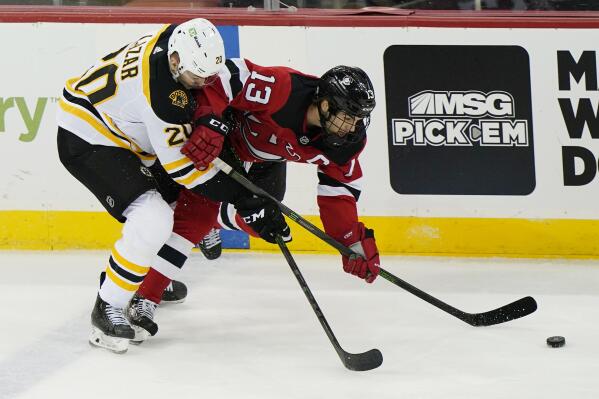 Patrice Bergeron breaks late tie, Bruins beat Devils - CBS New York