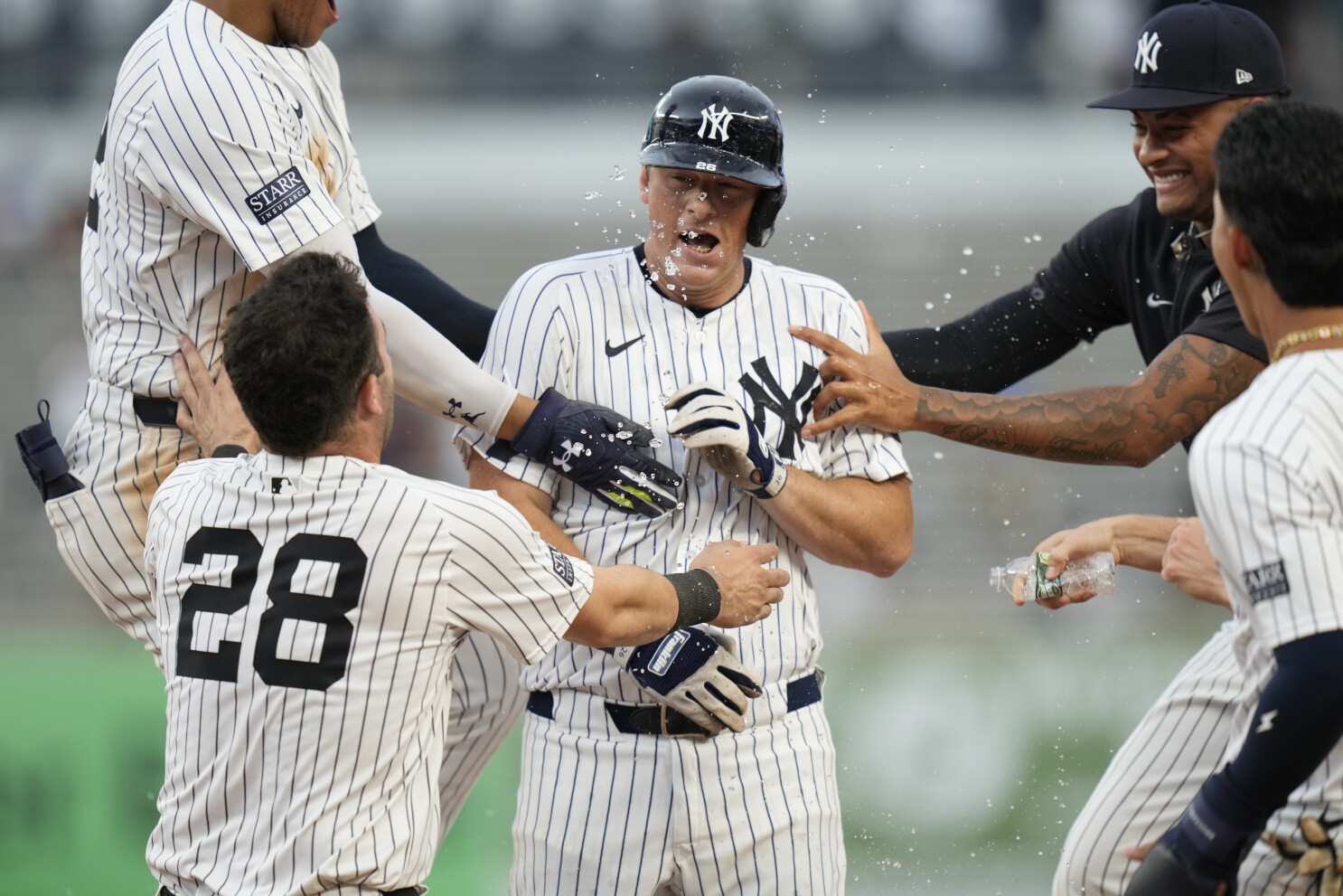 El sencillo de LeMahieu en la décima entrada le da a los Yankees victoria 4-3 sobre los Blue Jays