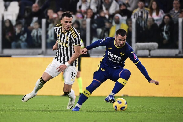 Wasteful Juve grab late win against Verona to top Serie A
