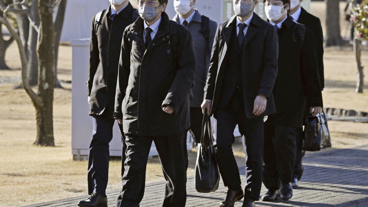 ТОКИО (AP) — Японски транспортни служители нахлуха във вторник в