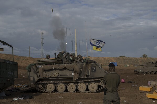 ARCHIVO - Soldados israelíes disparan desde el sur de Israel hacia la Franja de Gaza, en un punto cerca de la frontera Israel-Gaza, el miércoles 3 de enero de 2024. (AP Foto/Leo Correa, archivo)