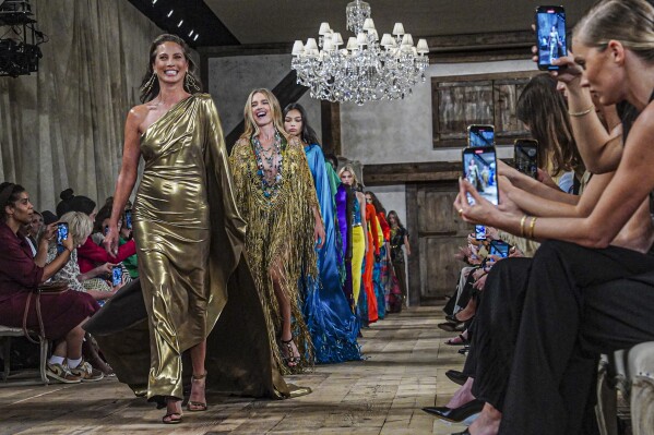 Christy Turlington, kiri, memimpin para model dalam perjalanan terakhir mereka di runway untuk menutup peragaan koleksi Ralph Lauren selama Fashion Week, Jumat, 8 September 2023, di New York.  (Foto AP/Bebeto Matthews)