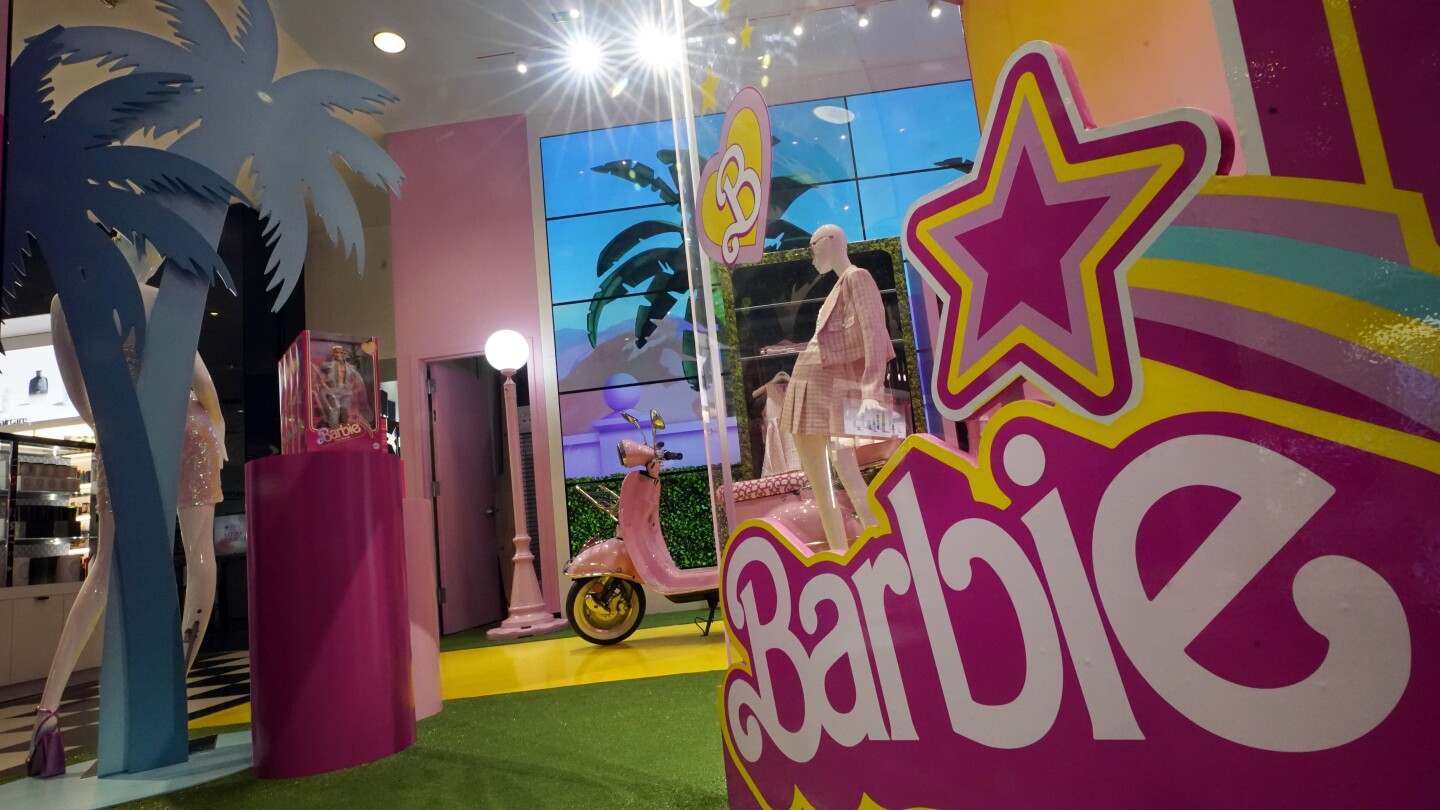 Barbie gigante in 3D: esce dalla scatola a Dubai