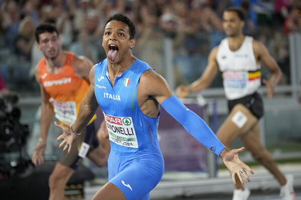 Lorenzo Simonelli, dari Italia, melakukan selebrasi saat melintasi garis finis untuk merebut medali emas final lari gawang 110 meter putra Kejuaraan Atletik Eropa di Roma, Sabtu, 8 Juni 2024. (AP Photo/Andrew Medichini)