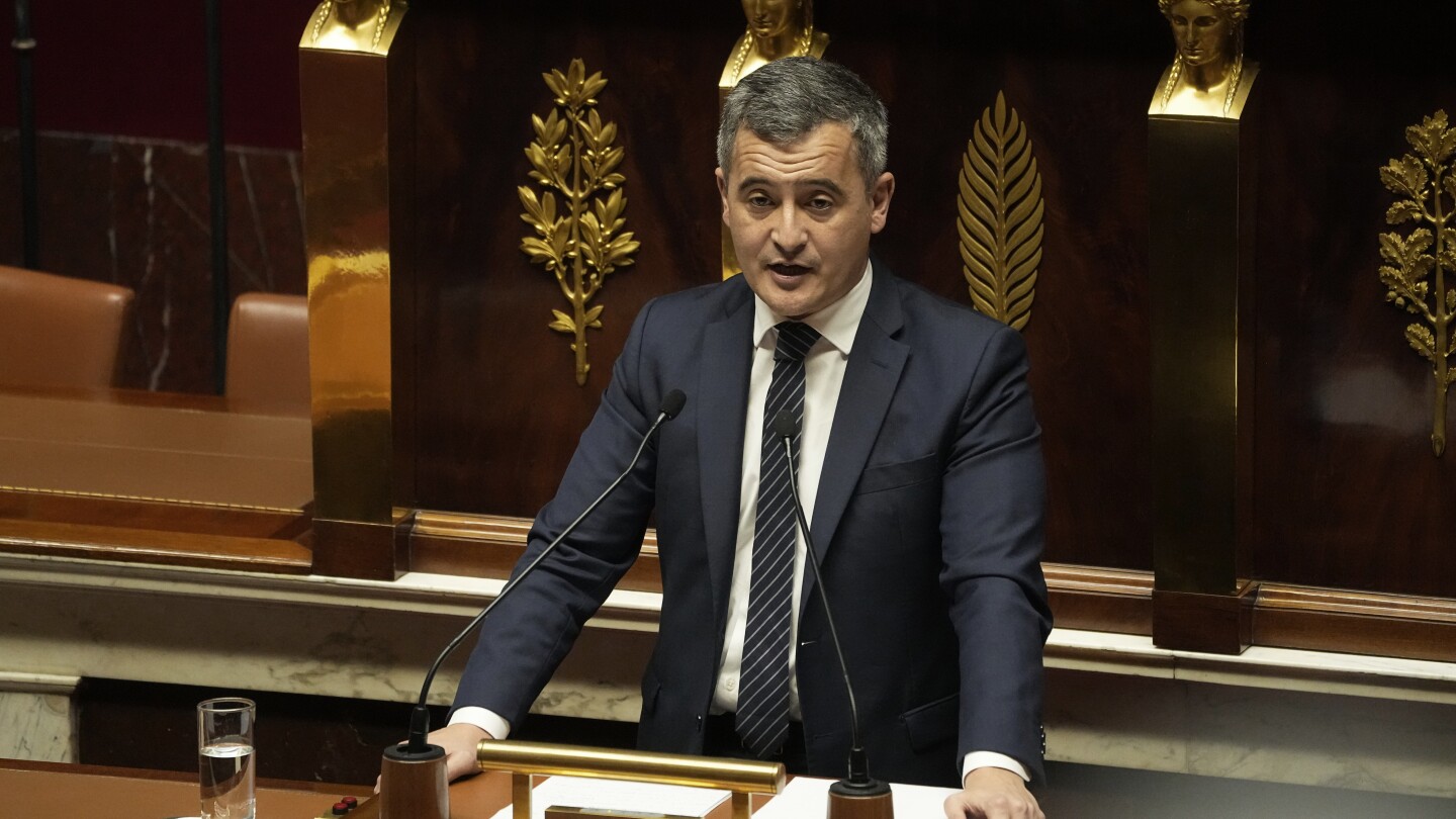 Le gouvernement français et les législateurs conservateurs ont trouvé un compromis sur le projet de loi sur l’immigration