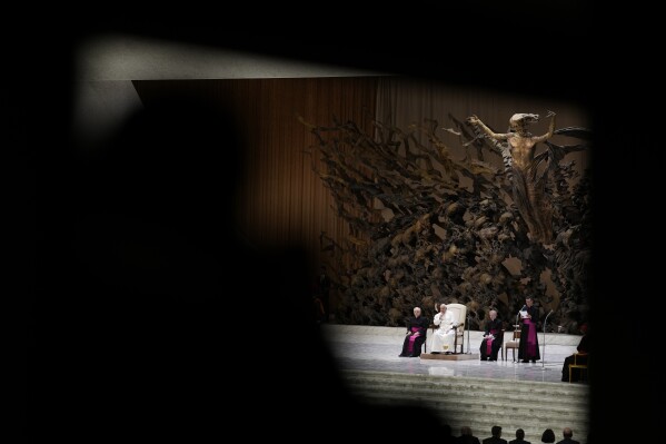 El papa Francisco, durante su audiencia semanal en el Salón Pablo VI, en el Vaticano, el 28 de febrero de 2024. (AP Foto/Andrew Medichini)