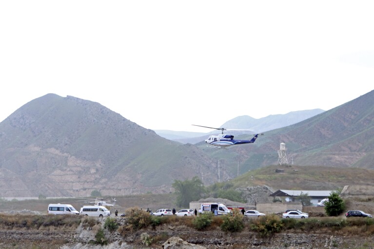 Šioje Islamo Respublikos naujienų agentūros IRNA pateiktoje nuotraukoje sraigtasparnis su Irano prezidentu Ebrahimu Raisi pakyla prie Irano sienos su Azerbaidžanu po to, kai prezidentas Raisi ir jo kolega Azerbaidžane Ilhamas Alijevas atidarė Qiz Qalasi arba Merginos pilies užtvanką Azerbaidžane, Iranas, sekmadienis, 2024 m. gegužės 19 d. (Ali Hamedas Haghdoustas / IRNA per AP)
