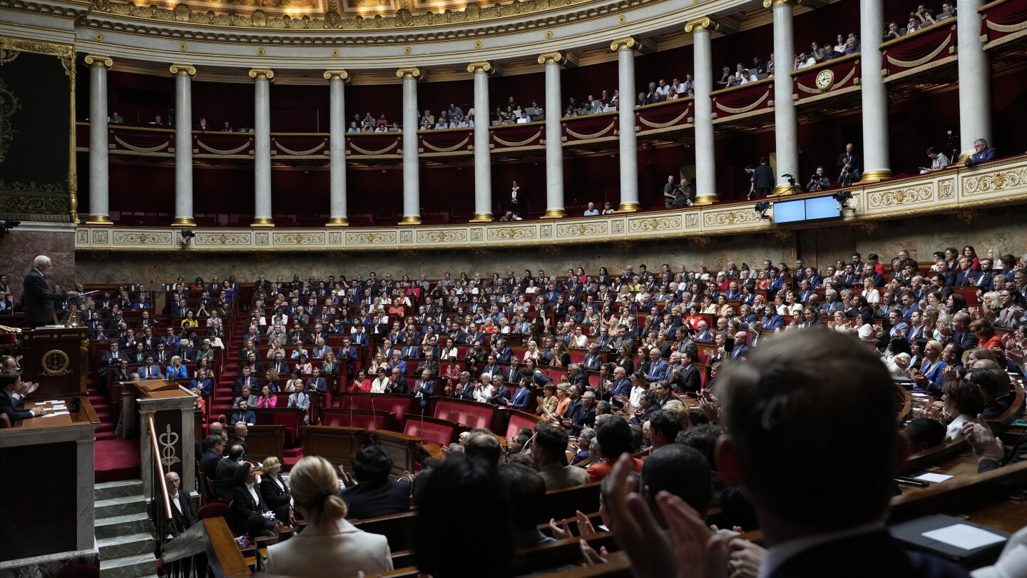 Le président français Macron s’entretiendra avec des personnalités politiques clés pour tenter de former un nouveau gouvernement