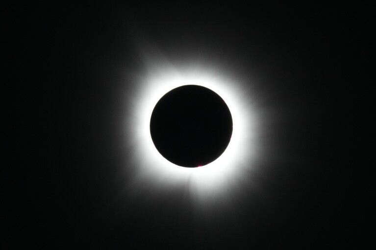 Se ve un eclipse solar total desde Arlington, Texas, el lunes 8 de abril de 2024. (Foto AP/Julio Cortez)