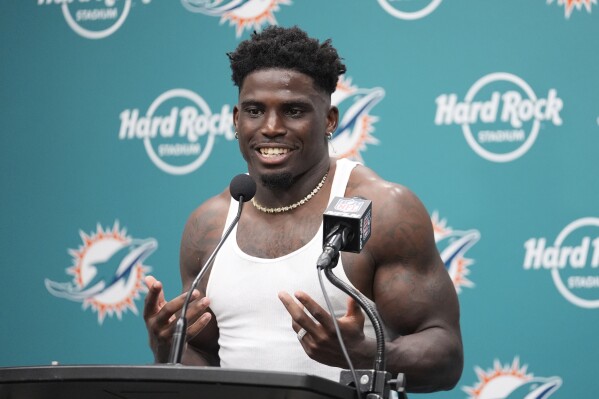 Officer who detained Tyreek Hill before Dolphins game placed on leave | AP  News