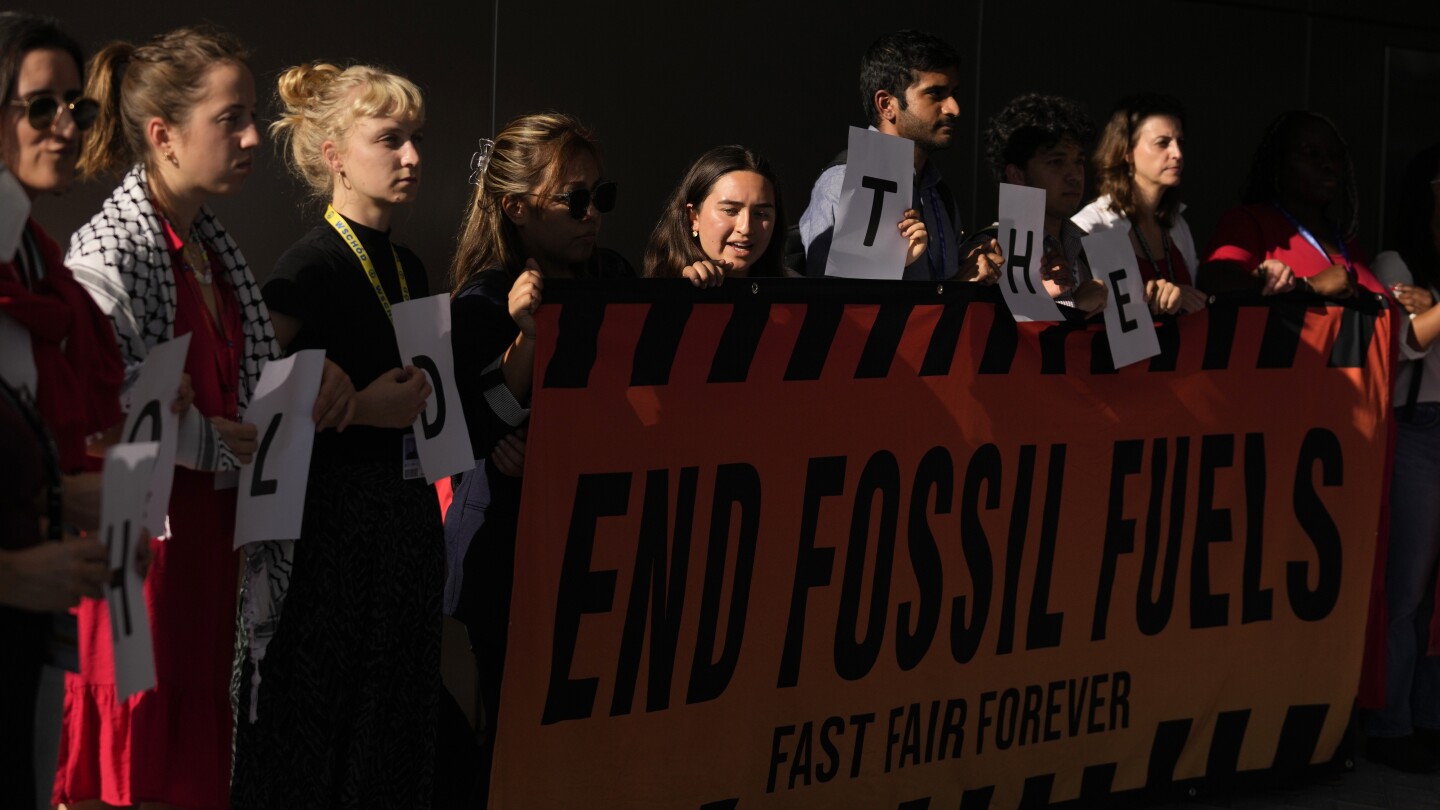 Докато преговарящите на COP28 се борят с изкопаемите горива, активистите ги призовават да си спомнят какво е заложено на карта