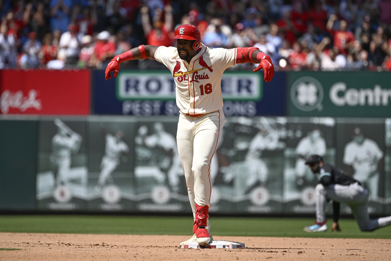 Walker’s clutch hits help Cardinals overcome fielding gaffes in 6-5 win over Arizona