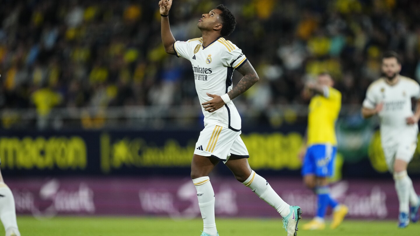 Rodrigo anotó dos goles cuando el Real Madrid venció al Cádiz por 3-0 y se situó temporalmente en la cima de España.