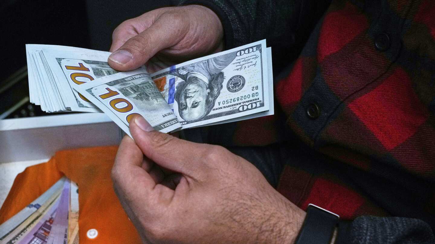 Iran Rial Plummets to Record Low Against US Dollar