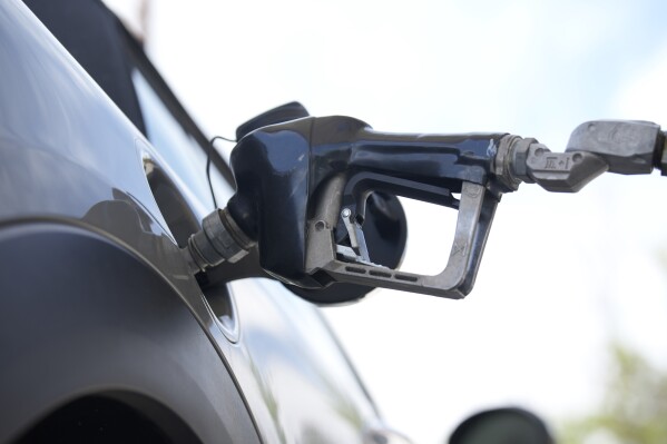 Un automovilista llena un vehículo en una estación de gasolina Shell el domingo 18 de junio de 2023 en Englewood, Colorado. La recesión más esperada probablemente en la historia moderna de los Estados Unidos aún no ha llegado. A pesar de los mayores costos de endeudamiento, gracias a la racha agresiva de aumentos de las tasas de interés de la Reserva Federal, los consumidores siguen gastando y los empleadores siguen contratando. Los precios de la gasolina están cayendo y los precios de los comestibles se han estabilizado, dando a los estadounidenses más poder adquisitivo. (Foto AP/David Zalubowski)