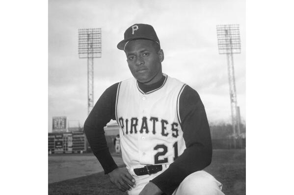 Yankees help pay tribute to former Pirates great Roberto Clemente - Newsday