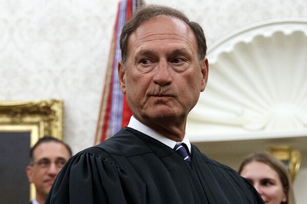 FILE - Supreme Court Justice Samuel Alito pauses after swearing in Mark Esper as Secretary of Defense during a ceremony with President Donald Trump in the Oval Office at the White House in Washington, July 23, 2019. Nine days after The New York Times reported about the political symbolism of an upside-down American flag that flew at U.S. Supreme Court Justice Samuel Alito's home, the Washington Post acknowledged May 25, 2024, that it had the same story more than three years ago and decided not to publish it. (ĢӰԺ Photo/Carolyn Kaster, File)