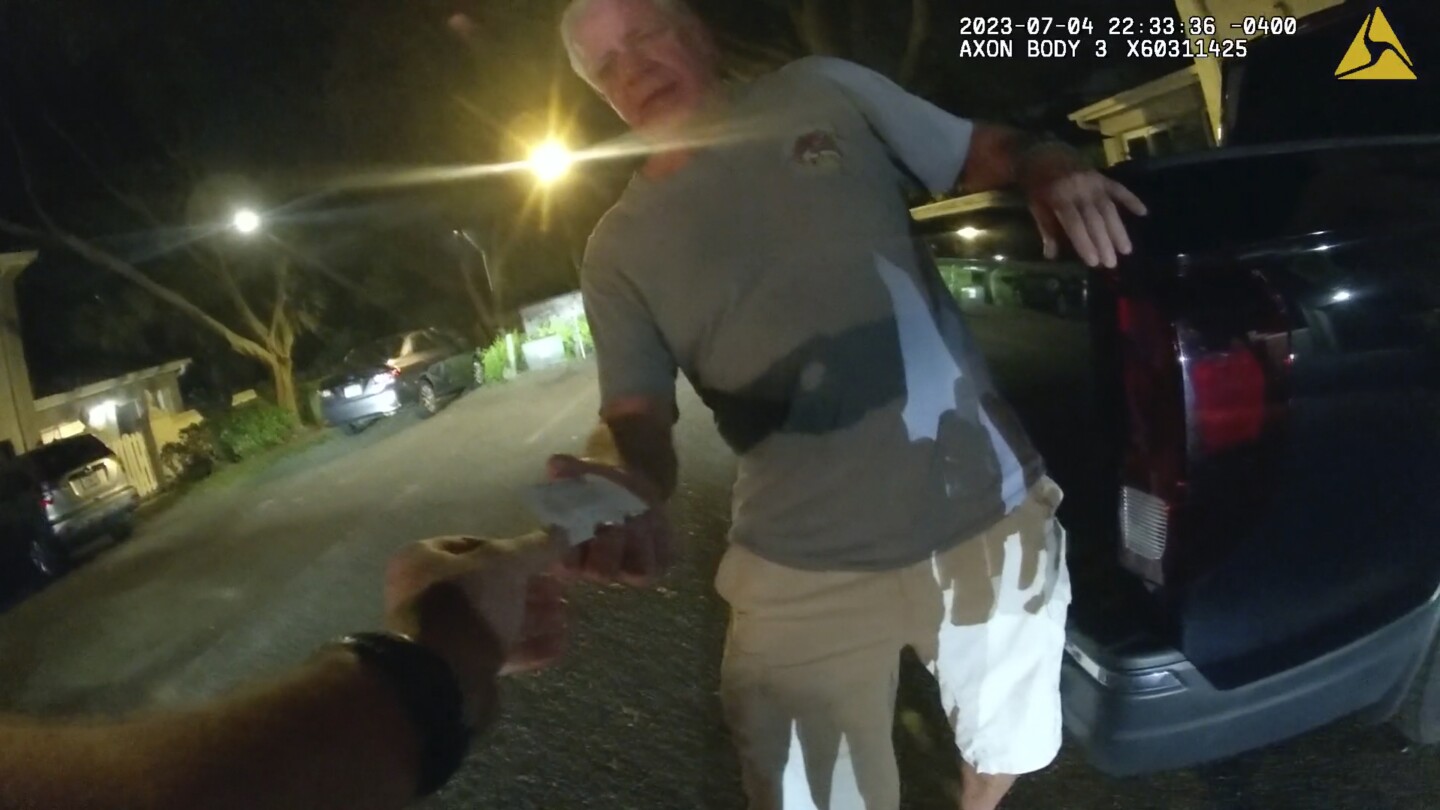 Une caméra corporelle montre un procureur fédéral prolifique en matière de drogue offrant une carte de visite aux flics lors d’une arrestation pour conduite en état d’ébriété