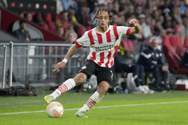 FILE - PSV's Xavi Simons controls the ball during the Europa League group A soccer match between PSV and Arsenal at the Philips stadium in Eindhoven, Netherlands, Thursday, Oct. 27, 2022. Simons has returned to Paris Saint-Germain on the back of an excellent season, only to be sent on loan to Leipzig. PSG said in a statement on Wednesday, July 19, 2023 that Simons, who joined from PSV Eindhoven until 2027, would be loaned to the Bundesliga side for the 2023-24 season. (AP Photo/Peter Dejong, file)