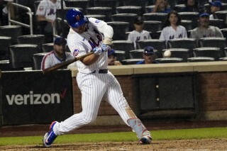 Pete Alonso, de los Mets de Nueva York, batea un cuadrangular en la octava entrada del juego de béisbol en contra de los Gigantes de San Francisco, el domingo 2 de julio de 2023, en Nueva York. (AP Foto/Bebeto Matthews)