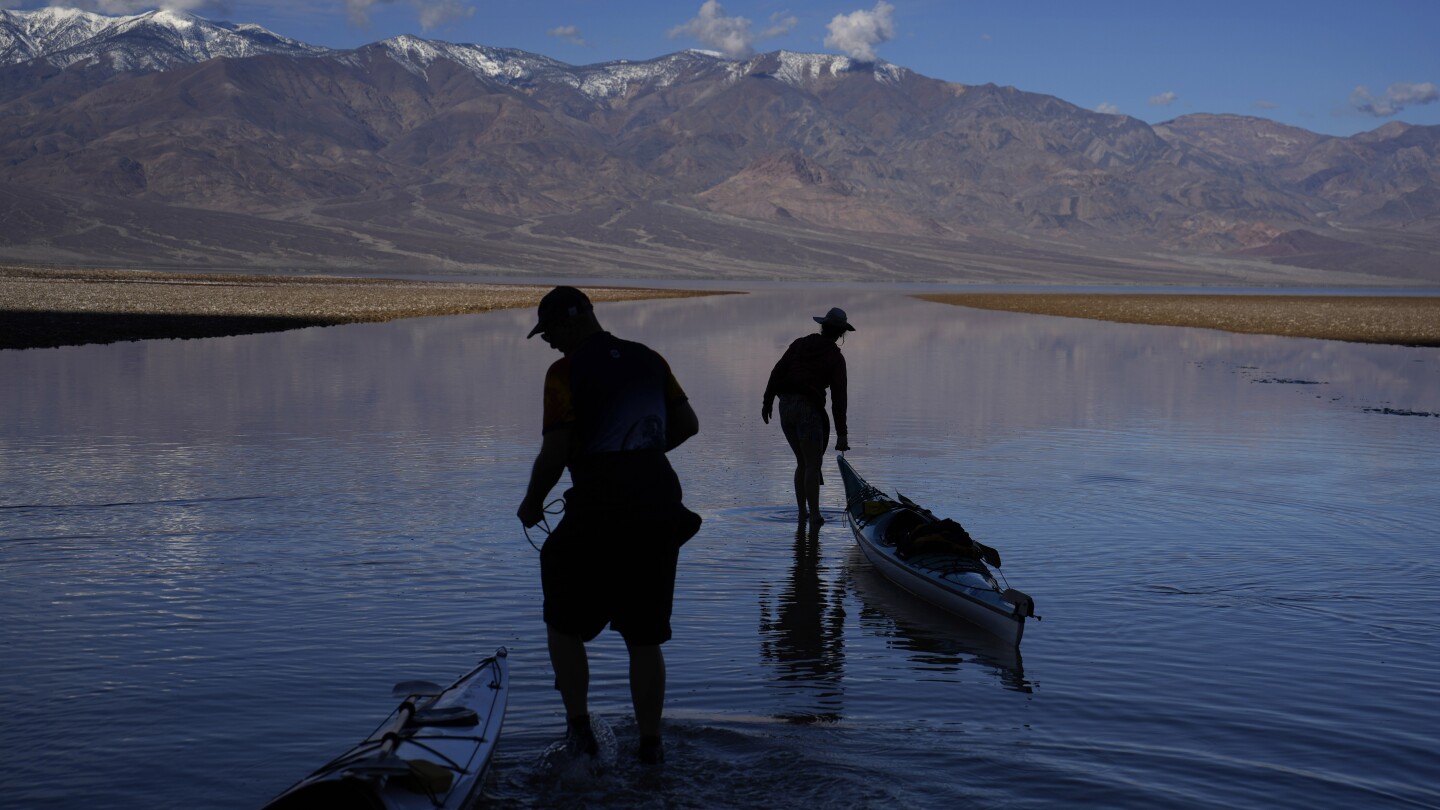 Des kayakistes pagayent dans la Vallée de la Mort après que les pluies ont reconstitué le lac