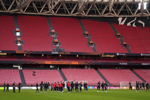 Manchester United players visit the pitch ahead of the Europa League final soccer match against Tottenham Hotspur at the San Mames Stadium in Bilbao, Spain, Tuesday, May 20, 2025. (AP Photo/Manu Fernandez)