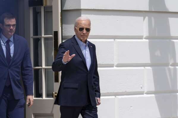 El presidente Joe Biden saluda mientras camina hacia Marine One para partir desde el jardín sur de la Casa Blanca, el martes 30 de abril de 2024, en Washington. Biden se dirige a Delaware. (Foto AP/Alex Brandon)