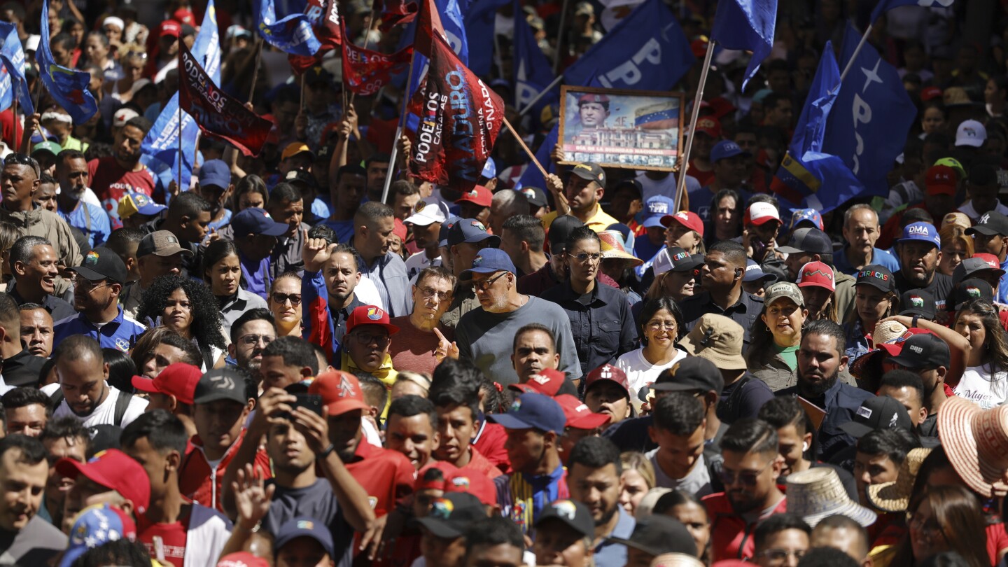 Дуелиращи се политически фракции демонстрират в столицата на Венецуела, докато надпреварата за президентските избори се разгорещява